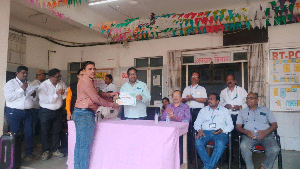 चिपळूण तालुका आरोग्य निरीक्षक अभिजित यादव यांचा उत्कृष्ट कर्मचारी म्हणून गौरव 2 konkandhara 2026 04 30T161216.368