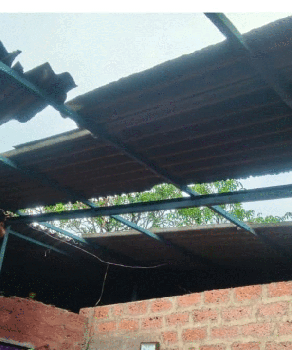 अवकाळी वादळाचा तडाखा; डेरवणमध्ये शाखाप्रमुख रोशन जंगम यांच्या घराचे मोठे नुकसान