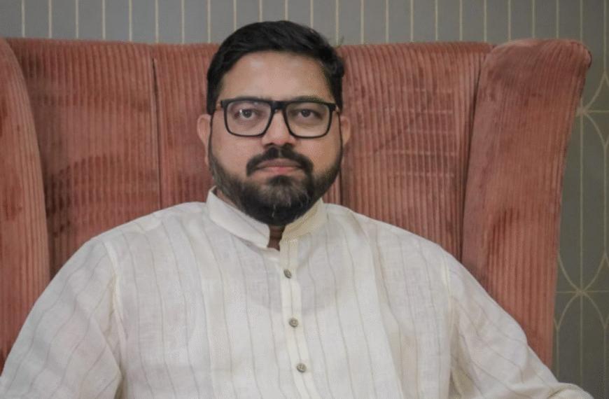 अपघात ग्रस्त आदिवासी कुटुंबाच्या मदती करता प्रमोद शेठ म्हसकर देवदूता सारखे धावून आले. दानशूर व्यक्तिमत्त्वाचे कौतुक.