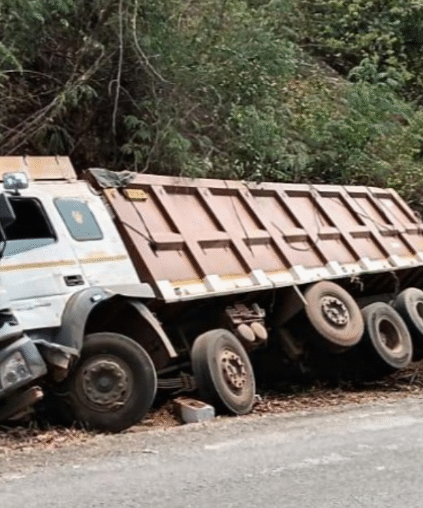 साखरपा-देवरुख मार्गावर भीषण अपघात;चौदा चाकी ट्रक डोंगराला धडकला, चालक जखमी