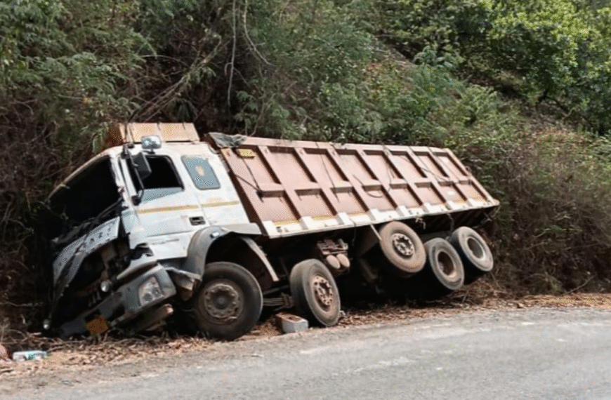 साखरपा-देवरुख मार्गावर भीषण अपघात;चौदा चाकी ट्रक डोंगराला धडकला, चालक जखमी