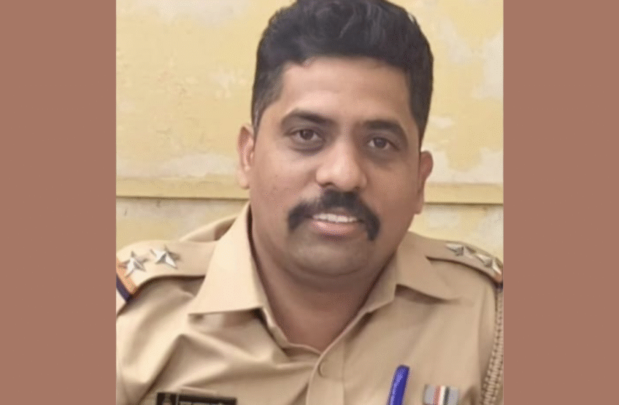 सामाजिक बांधिलकीचा अनोखा आदर्श : आरटीओ अधिकारी पराग मातोंडकरांनी स्वतःच्या खर्चाने केले रुग्णवाहिकेचे रजिस्ट्रेशन